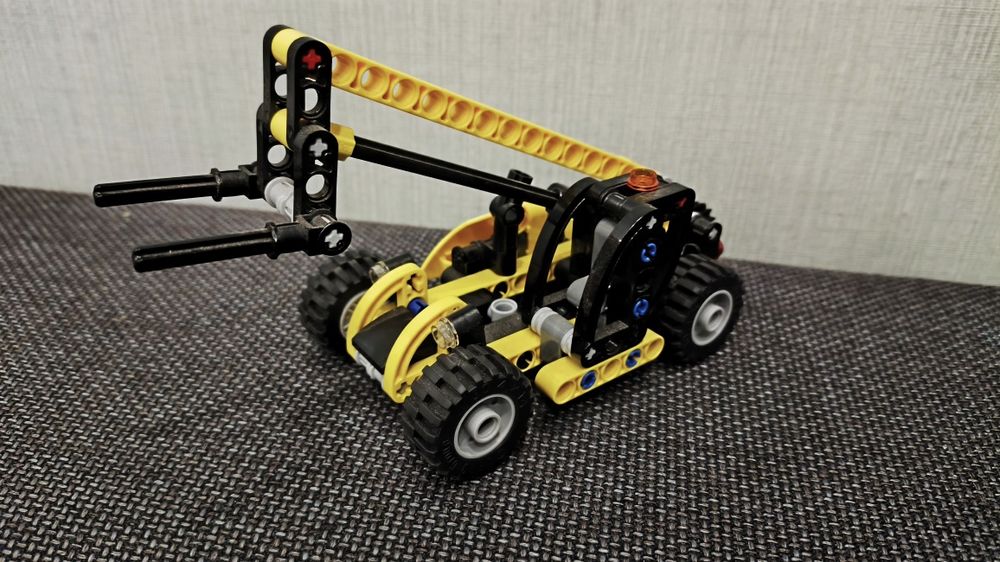 Lego  погрузчики (8045) (42133) (30655)