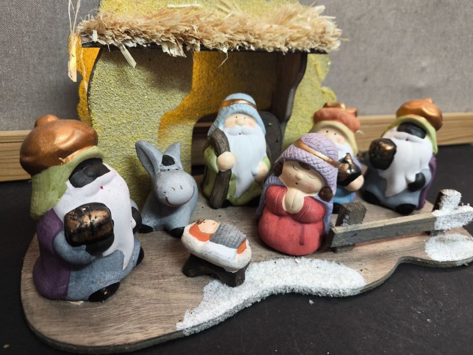 Presépio Cerâmica e Madeira
Presépio decorativo com figuras em cerâmic