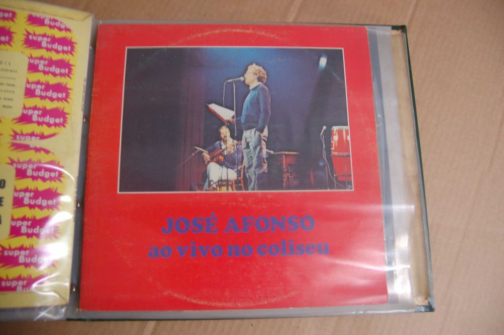 Discos de vinil de vários artistas famosos, alguns muito antigos.