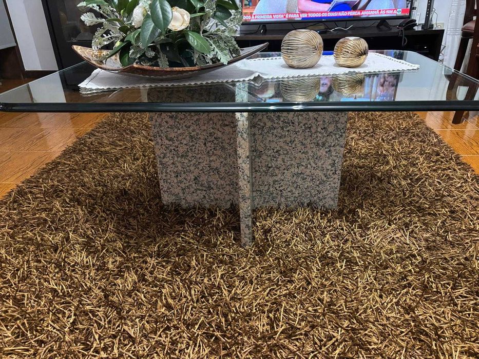 Mesa de centro em vidro e mármore