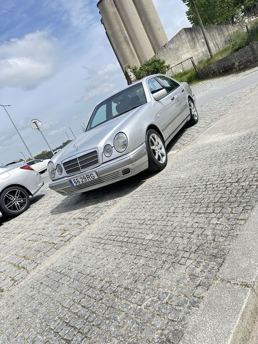 Mercedes E220 bem estimada