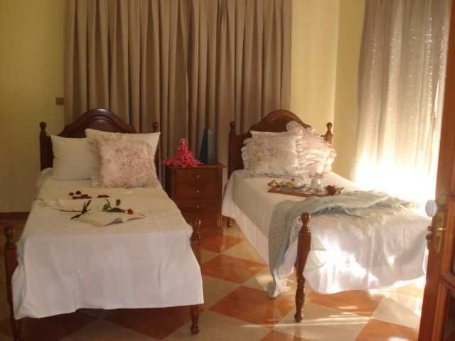 Cama de solteiro em madeira