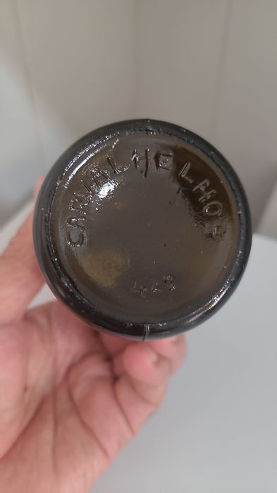 Garrafa de vidro gravada em alto relevo da marca (CARVALHELHOS)