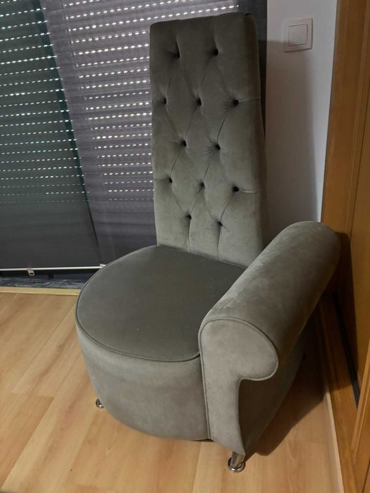 Cadeirão decorativo com encosto alto