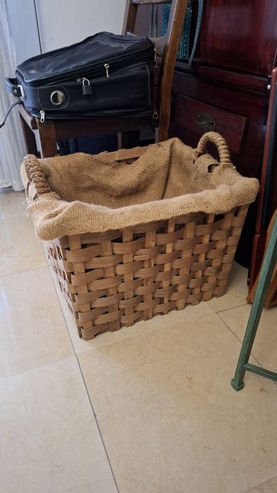 cesto de lenha grande e forrado