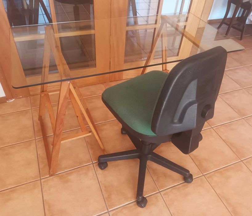 Mesa em vidro com cadeira