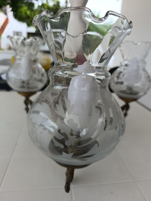 Candeeiro antigo com cabeça de latão e porcelana.