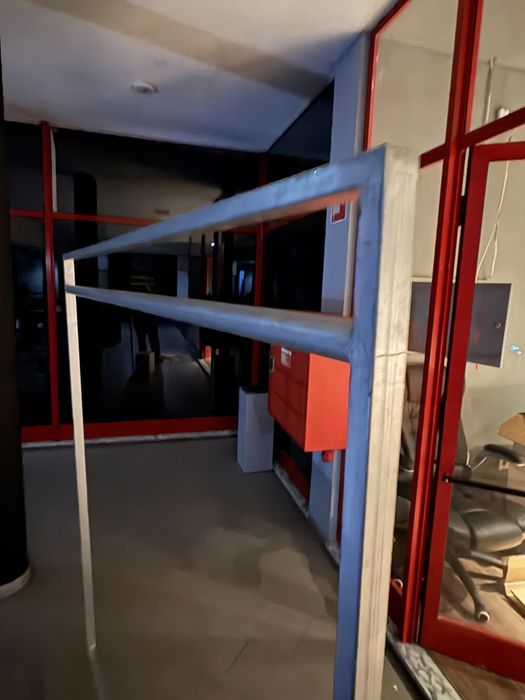 Expositor de Roupa Industrial com Base de Betão – Peça Única