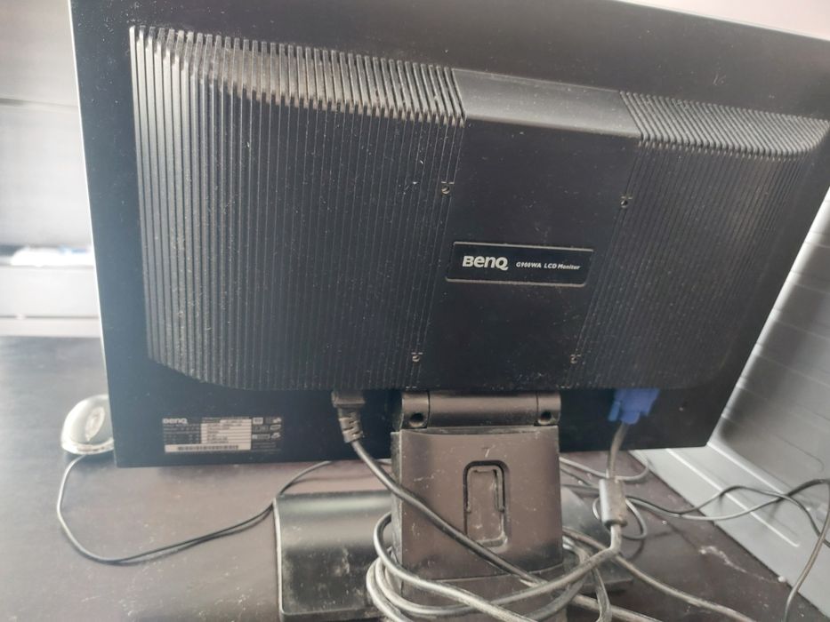 Komputer stacjonarny z monitorem plus głośniki i kamerka