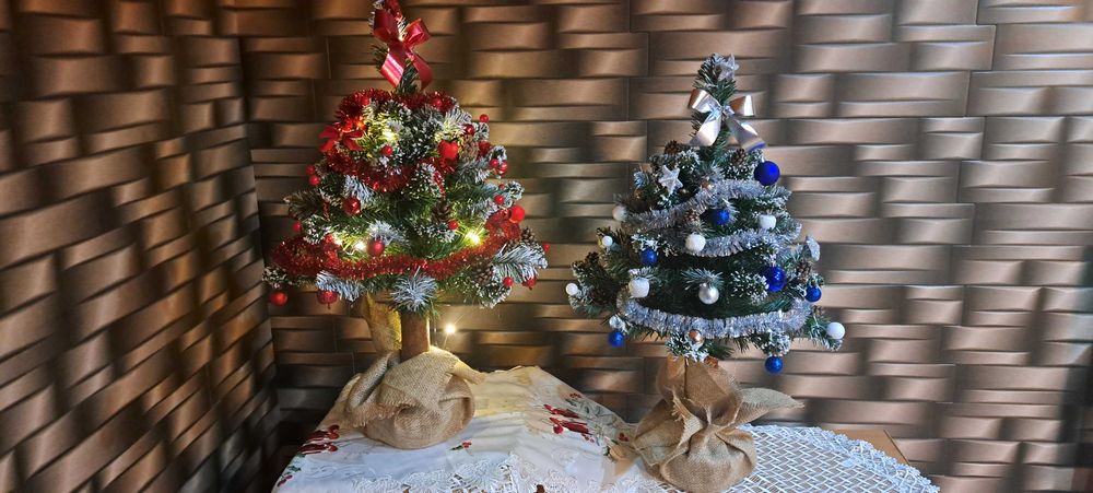 Choinka na pniu 70 cm z DEKORACJĄ i ozdobami - ubrana [producent]