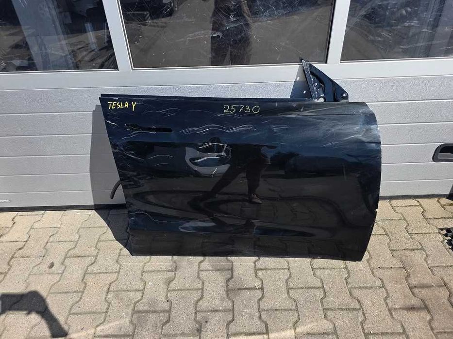 Tesla Y 19r.- Drzwi Przód Prawe