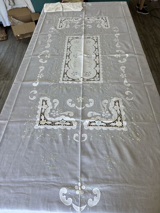 Toalha de mesa bordada à mão da Madeira com 12 guardanapos