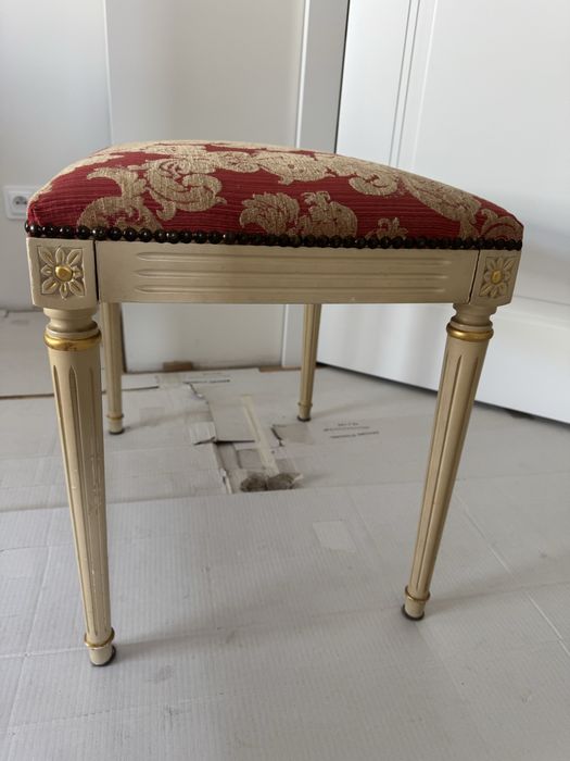 Taboret / pufa w stylu klasycznym tapicerowane siedzisko