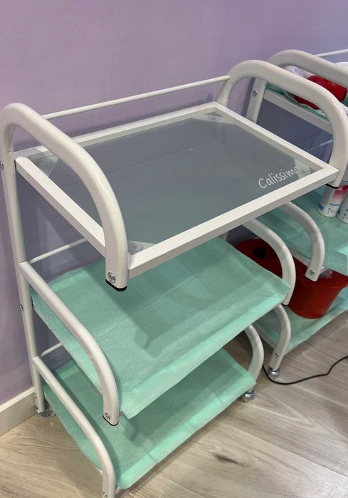 Професійний косметологічний столик з трьома скляними полицями