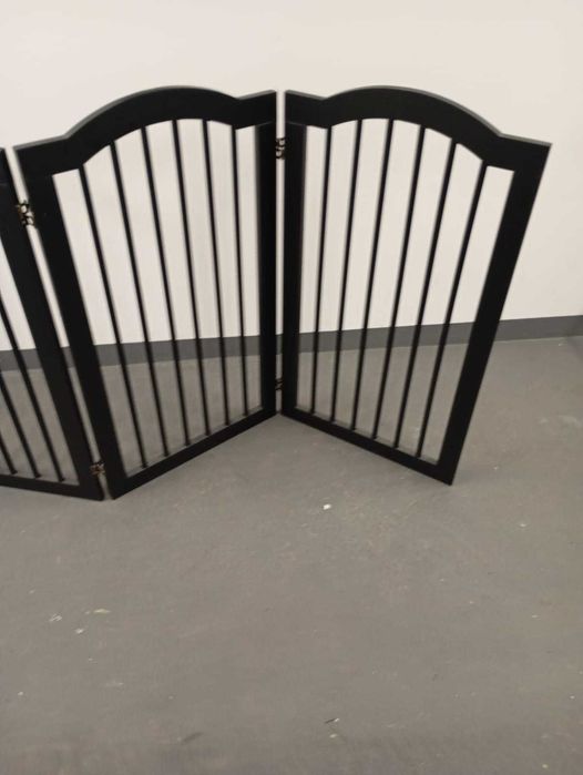 Barierka na drzwi, kominek, schody