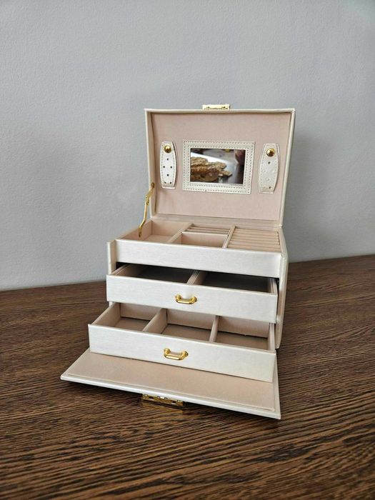 Kuferek na biżuterię organizer szkatułka na kolczyki jasny biżuteria