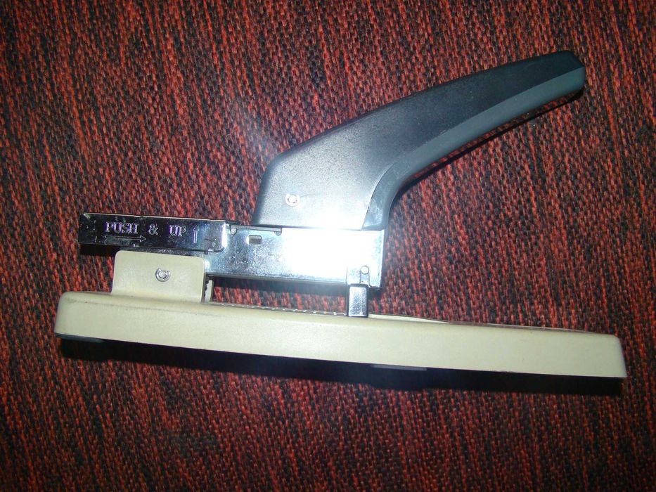 Степлер на 100 аркушів