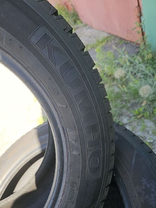 Продам клмплект резины Kumho  Izen kw31. 215/60 r17. Зима