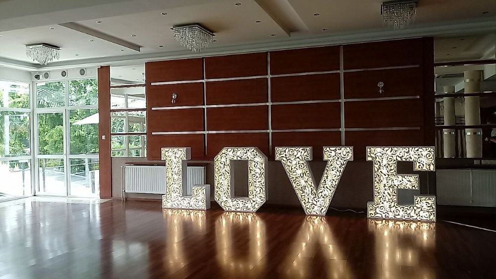 Fotolustro fotobudka , napis LOVE, samochód do ślubu