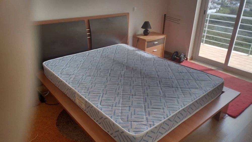 Cama, 2 mesas de cabeceira e comoda com espelho