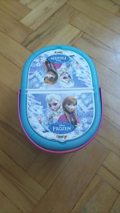 Zabawkowy kosz piknikowy kraina lodu z zestawem zabawkowego jedzenia