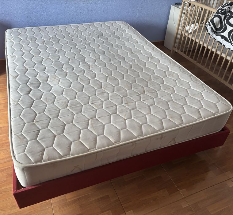 Cama casal e colchão