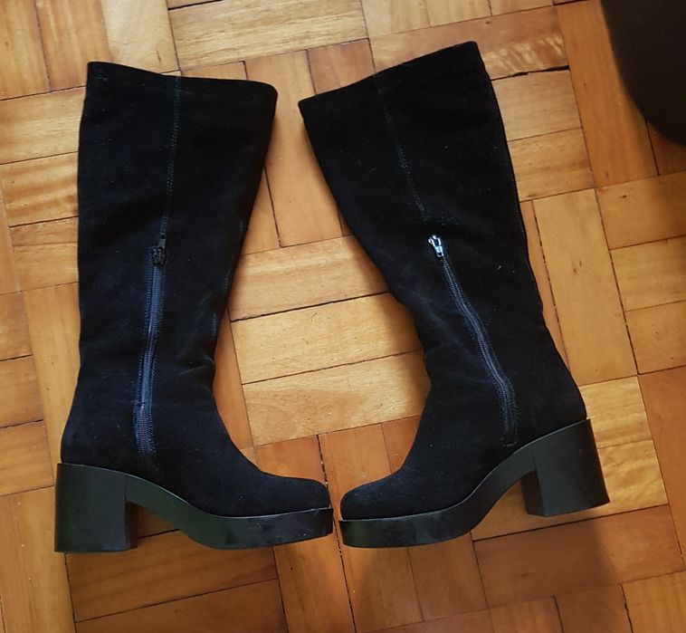 Botas pretas cano alto