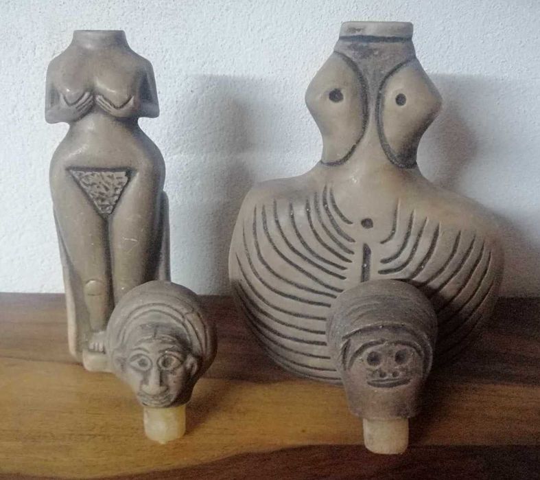 2 Antigas garrafas em cerâmica com forma feminina (origem Tunisina)