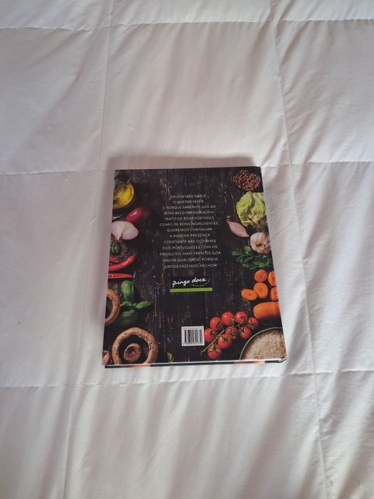 Livro à mesa com o pingo doce