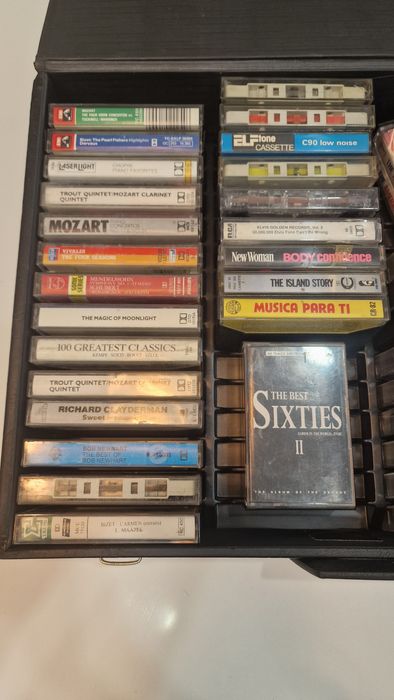 Porta cassetes áudio vintage incl. 50 cassetes