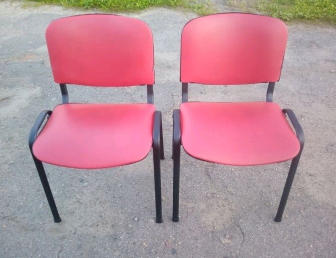 Продам офісні стільці червоні та чорні