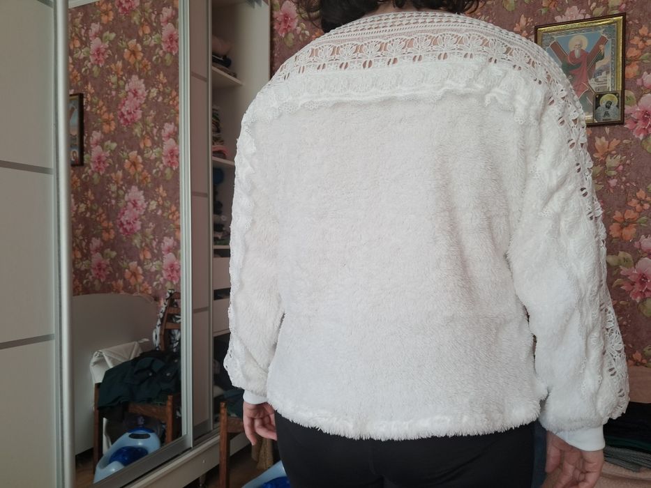 Кофтина біла з мереживом