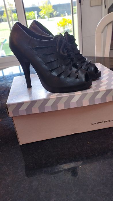 Sapatos tam. 36, abertos à frente