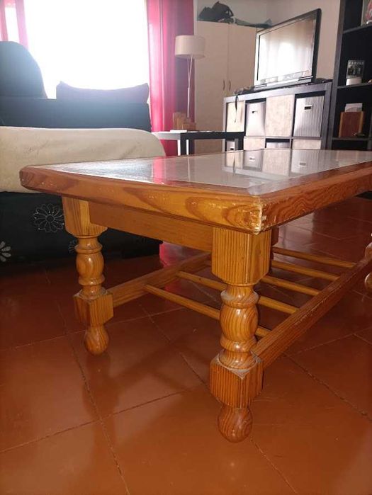 Mesa de centro em madeira com tampo em mármore