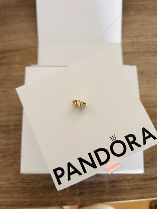 Clip Pandora dourado