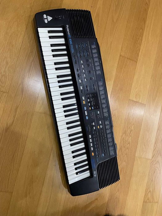 Roland E 66 com muitos ritmos
