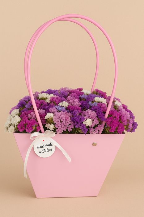 Квіткова композиція із сухоцвітів у подарунковому кошику