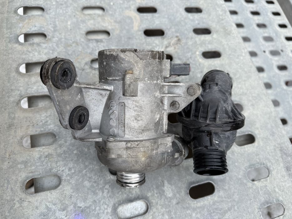 Помпа bmw e90 e91 e92 n43 н43 e81 e87 e88 термостат н43 н51 н52 н43