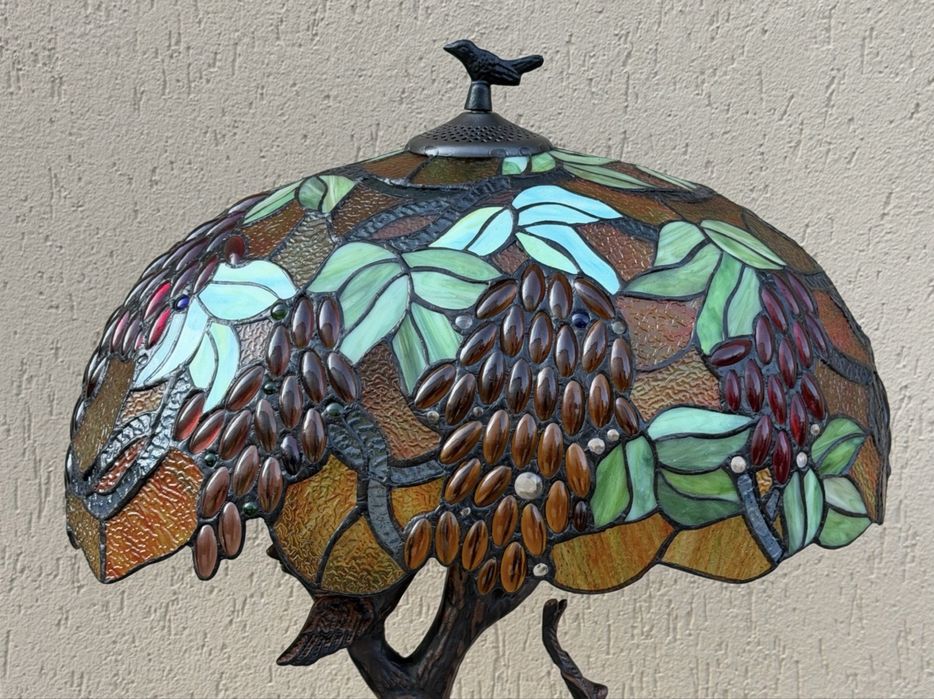 Lampa witrażowa z ptakami i kiśćmi winogron