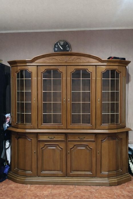 Kredens dębowy podświetlany