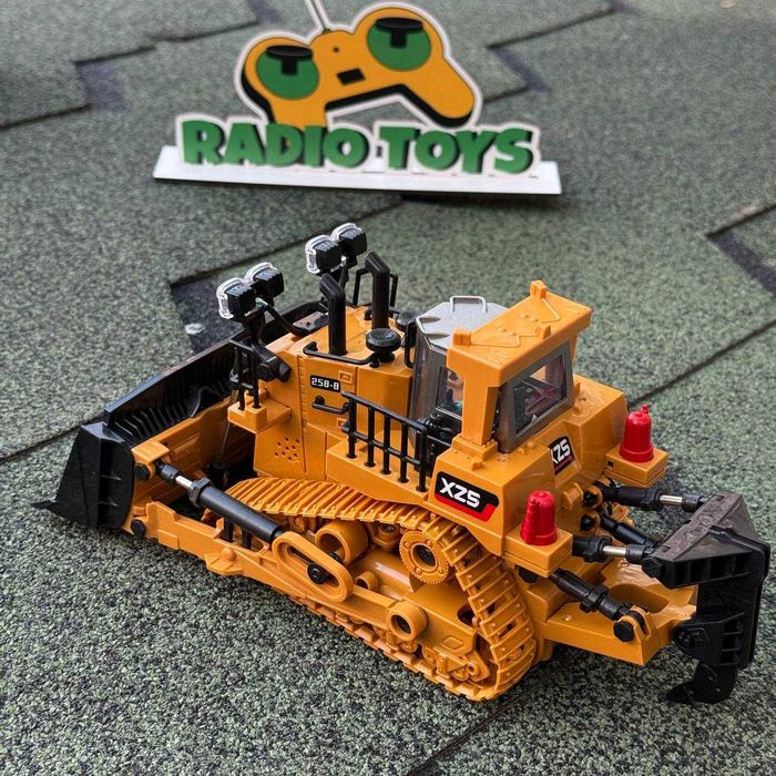 Бульдозер на радиоуправлении WALL-E. Бульдозер на пульте управления