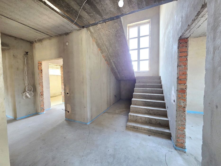 Продаж будинку з гаражем по вул.Лановій