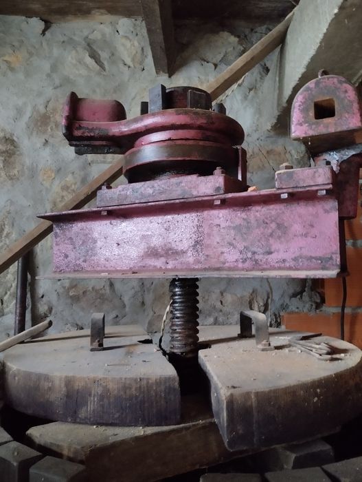 Prensa de vinho.
Está em bom  estado 
Porque que estou a vender porque