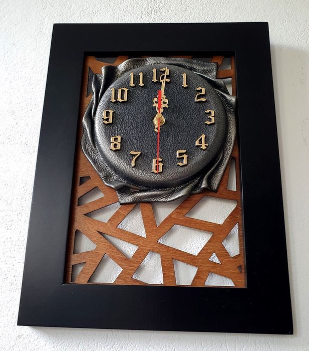 Zegar ścienny nowoczesna forma skóra + drewno na jubileusz GRAWER