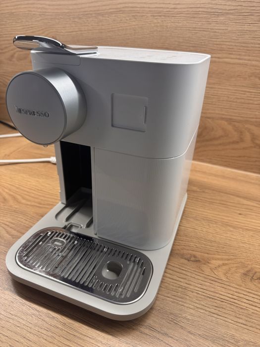 Ekspres na kapsułki DeLonghi Nespresso Gran Lattissima bialy