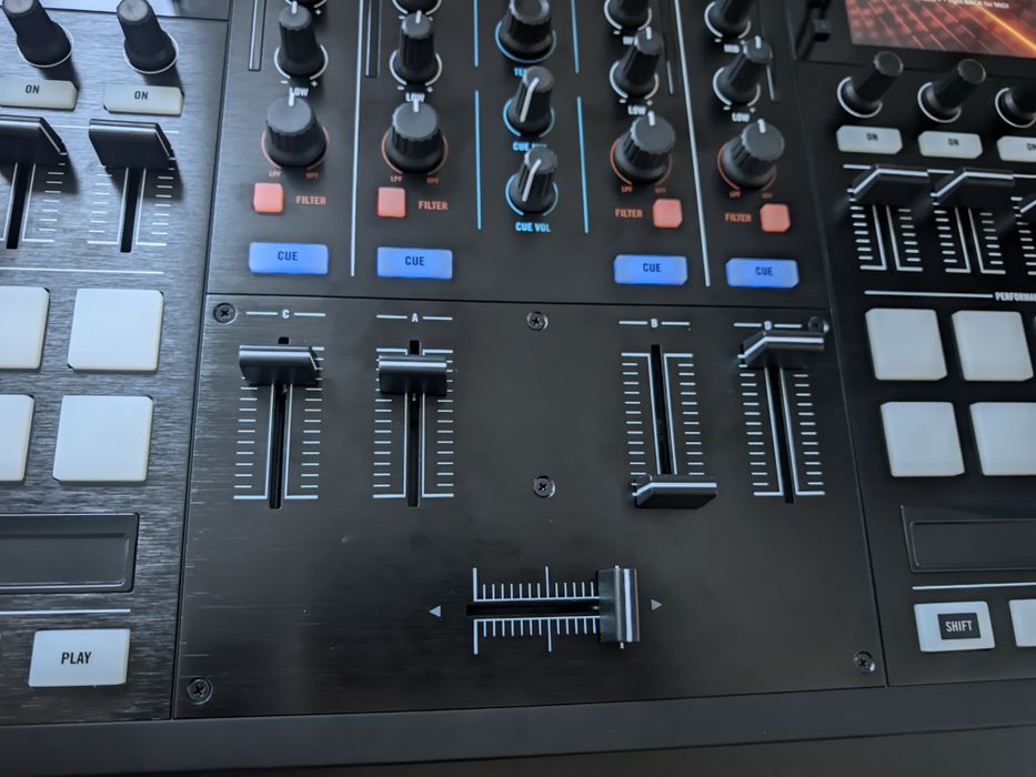 Traktor Kontrol Kontroler S8