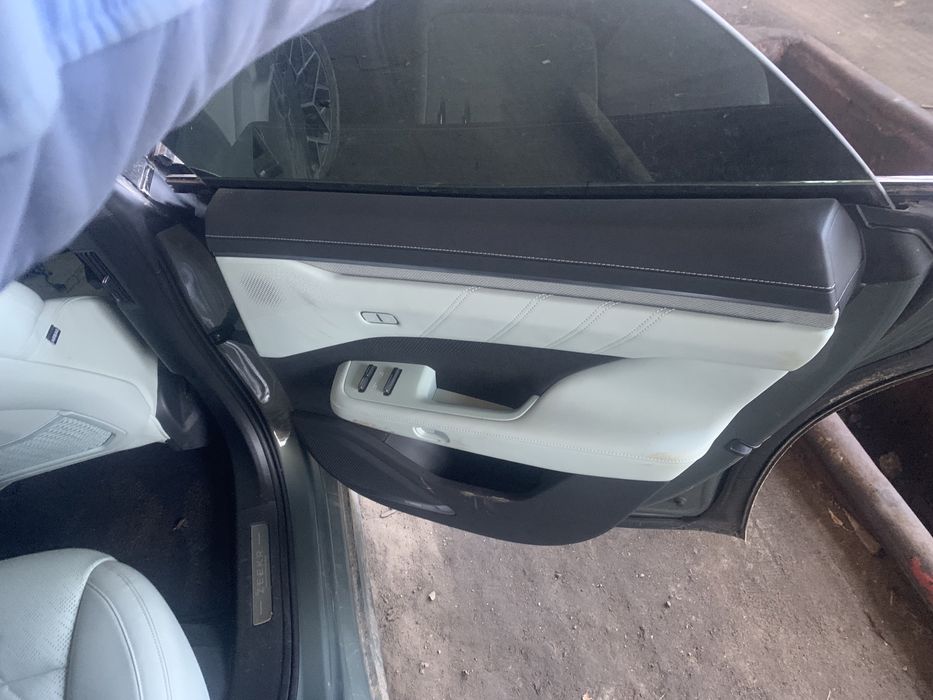 Двері zeekr 001