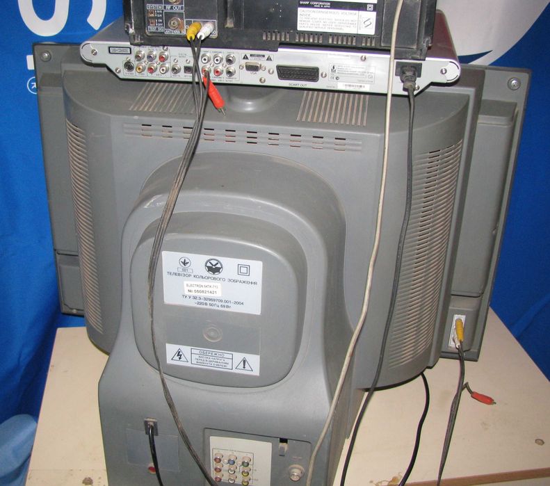 Телевизор ELEKTRON 54 ТК-713, в комплекте с DVD и видаком.
