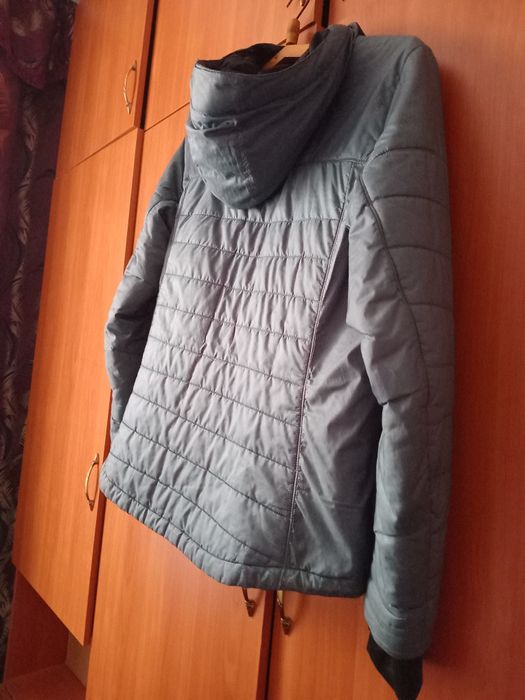 Спортивна осіння куртка