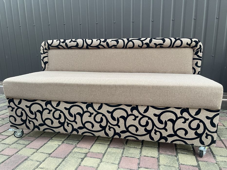 Банкетка, комод, стіл